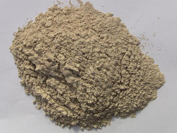 礬土性質(zhì) 礬土主要成分是氧化鋁，為煉鋁和耐火材料的主要原料。白色或灰白色，因含鐵而呈褐黃或淺紅色。密度3.45g/cm3，硬度1～3，不透明，質(zhì)脆。極難熔化，不溶于水，能溶于硫酸、氫氧化鈉溶液。 地區(qū)分布 中國(guó)鋁土礦資源比較豐富，在全國(guó)18個(gè)省、自治區(qū)、直轄市已查明鋁土礦產(chǎn)地205處，其中大型產(chǎn)地72處（不包括臺(tái)灣），主要分布在山西、山東、河北、河南、貴州、四川、廣西、遼寧、湖南等地。 投資前景 1.可用于煉鋁工業(yè)。用于國(guó)防、航空、汽車、電器、化工、日常生活用品等。 2.可用于精密鑄造。礬土熟料加工成細(xì)粉做成鑄模后精鑄。用于軍工、航天、通訊、儀表、機(jī)械及醫(yī)療器械部門。 3.可用于耐火制品。高鋁礬土熟料耐火度高達(dá)1780℃，化學(xué)穩(wěn)定性強(qiáng)、物理性能良好。 4.硅酸鋁耐火纖維。用于鋼鐵、有色冶金、電子、石油、化工、宇航、原子能、國(guó)防等多種工業(yè)，消防人員可用耐火纖維布做成衣服。 5.制造礬土水泥、研磨材料、陶瓷工業(yè)以及化學(xué)工業(yè)可制鋁的各種化合物。 鋁礬土磨粉制備 鋁礬土粉是選用煅燒過(guò)的熟鋁礬土礦石用雷蒙磨加工制成的細(xì)粉，粒度通常為100目-325目，在耐火材料行業(yè)得到了廣泛的應(yīng)用。通常加工的流程為先經(jīng)顎式破碎機(jī)進(jìn)行破碎，然后篩分進(jìn)入鋁礬土雷蒙磨或鋁礬土超細(xì)磨粉機(jī)中，進(jìn)行鋁礬土粉制備，使其應(yīng)用更加廣泛。